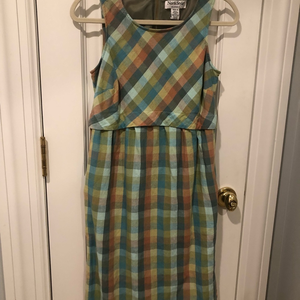 Ladies dress with pockets. 55% linen/45% cotton.